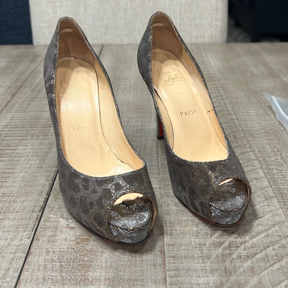 CHRISTIAN LOUBOUTIN 120 "Very Prive" Silver & Gold Leopard Print Peep Toe Pumps